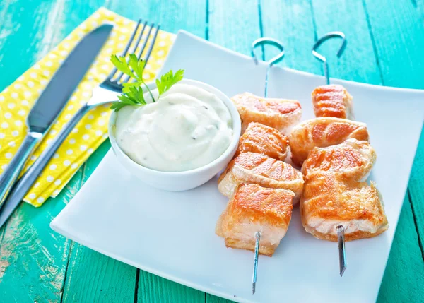 Salmon kebab with sauce — Stock Photo, Image