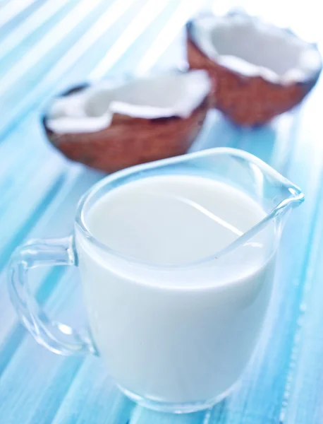 Kokosové mléko v džbánu — Stock fotografie
