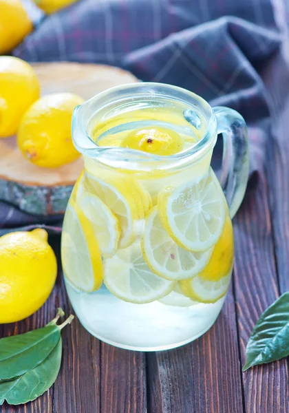 水差しで新鮮な lemonad — ストック写真