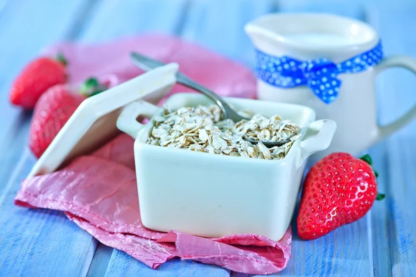 Oat flakes with strawberry — Stock Photo, Image