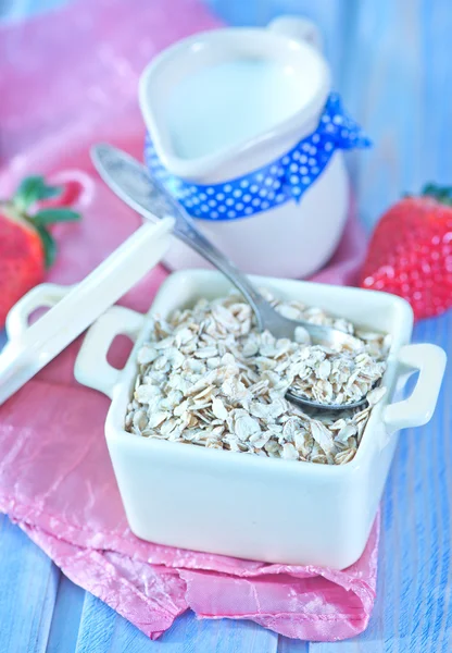 Oat flakes with strawberry — Stock Photo, Image