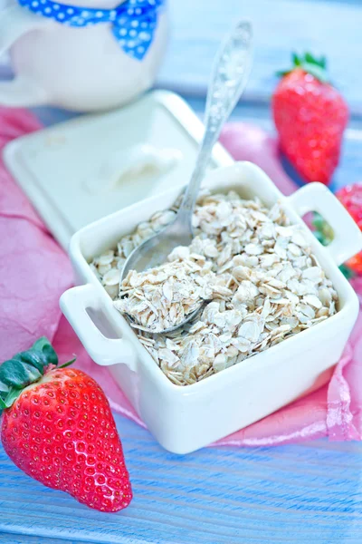 Oat flakes with strawberry — Stock Photo, Image