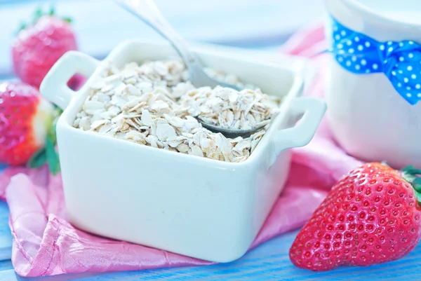 Oat flakes with strawberry — Stock Photo, Image