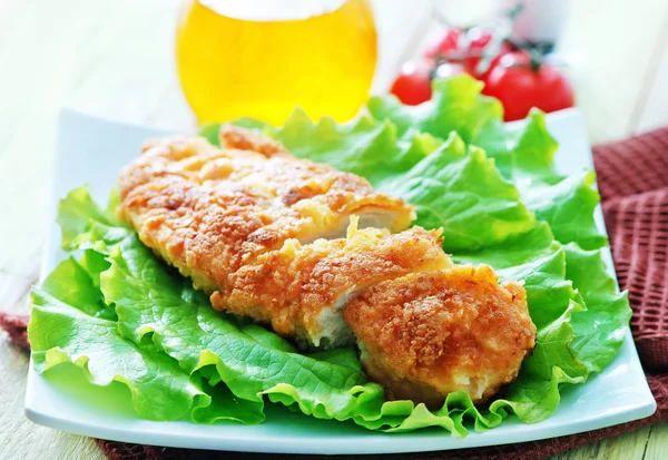 Kycklingfilé med sallad — Stockfoto