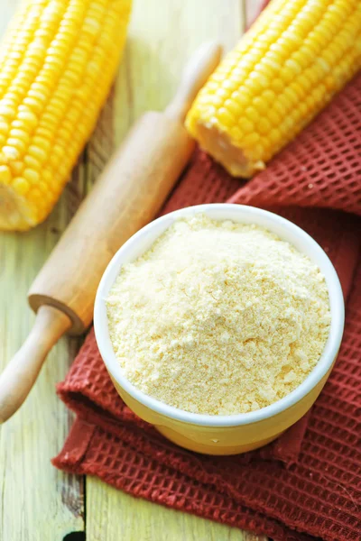 Mąki kukurydzianej w misce — Zdjęcie stockowe