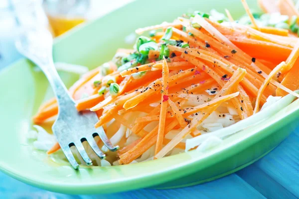 Salada saborosa em prato — Fotografia de Stock