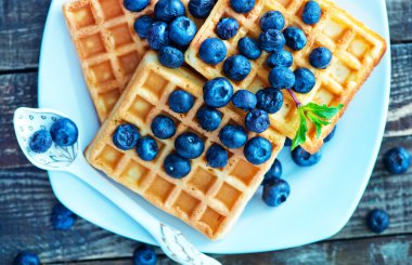 Blueberry plaka ile waffle