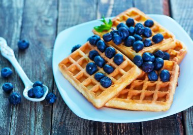 Blueberry plaka ile waffle