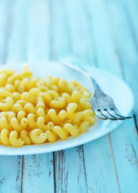 Beyaz tabakta pişmemiş makarna