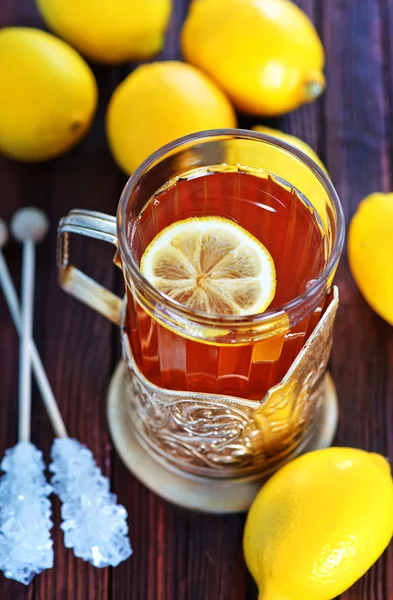 Frischer Tee mit Zitrone in Tasse — Stockfoto