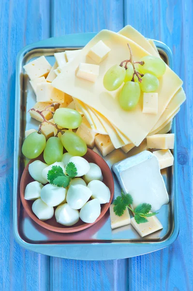 Formaggio su vassoio di metallo — Foto Stock