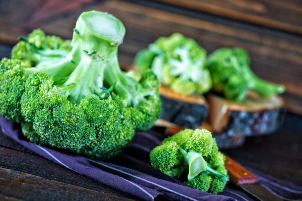 Nyers brokkolit és kés — Stock Fotó