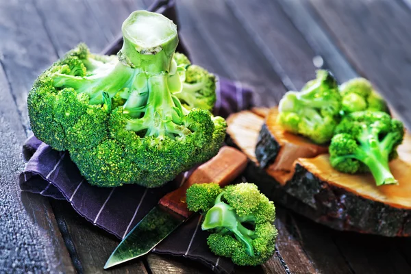 Nyers brokkolit és kés — Stock Fotó
