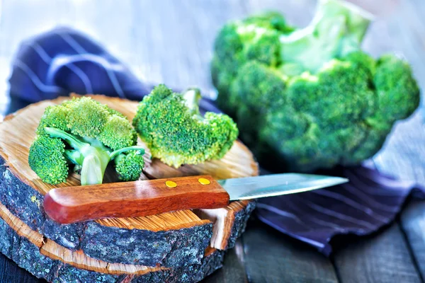 Brokoli mentah dan pisau — Stok Foto