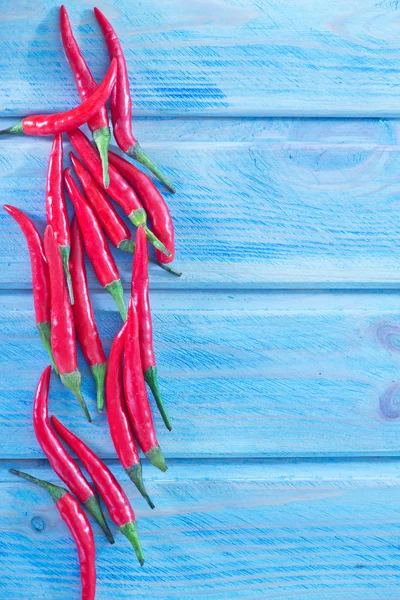 Chilli papričkou na modrém pozadí — Stock fotografie