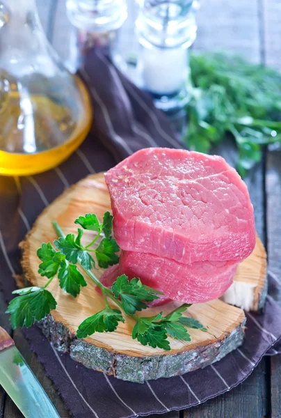 Carne crua e salsa — Fotografia de Stock