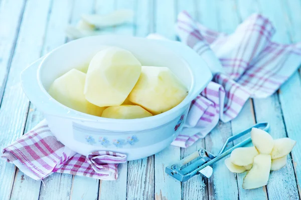 Raw potato in bowl — Stock Photo, Image