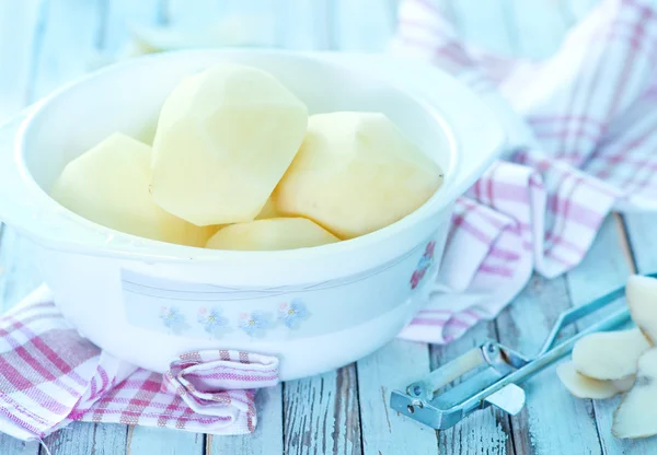 Raw potato in bowl — Stock Photo, Image