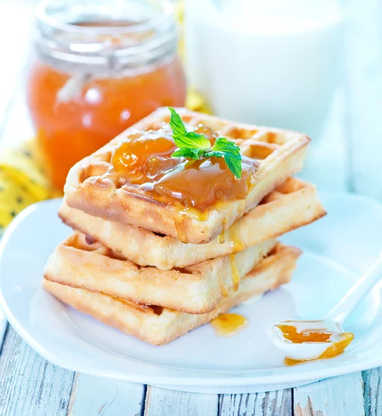 Gofres con mermelada de albaricoque — Foto de Stock