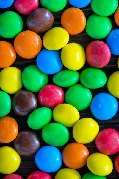 Doces a cores em uma mesa — Fotografia de Stock