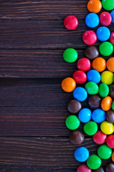 Caramelle a colori su un tavolo — Foto Stock