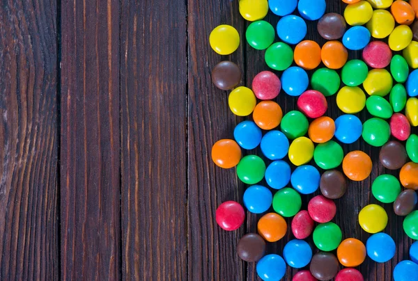 Bonbons de couleur sur une table — Photo