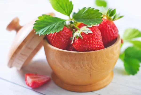 Fresas frescas en tazón — Foto de Stock