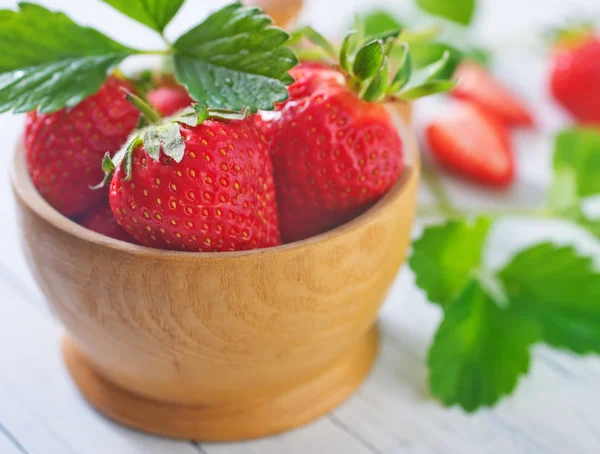 Fresh strawberries in bowl — Stock Photo, Image