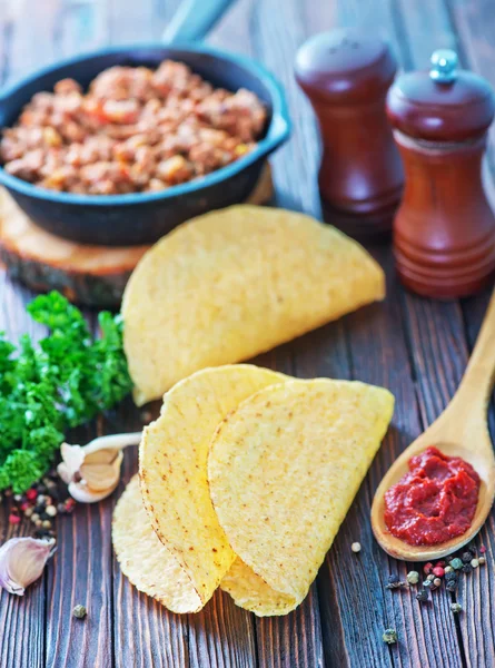 Tacos - în tortilla de porumb galben mexican — Fotografie, imagine de stoc