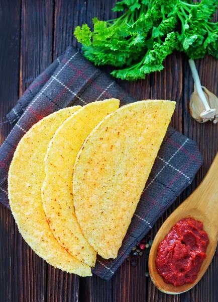 Tacos - en tortilla de maíz amarillo mexicano — Foto de Stock