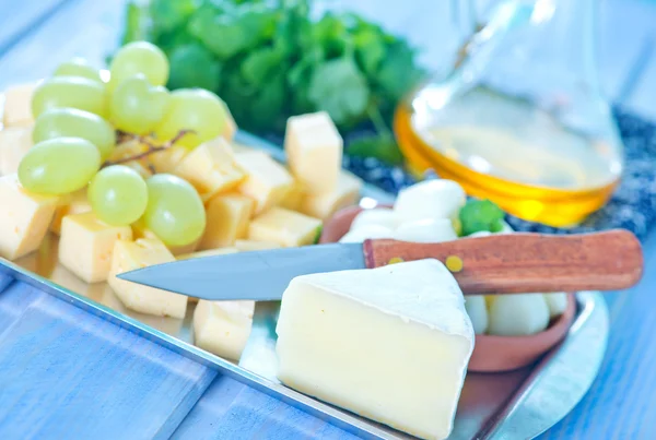 Сыр, нож и зеленый виноград — стоковое фото