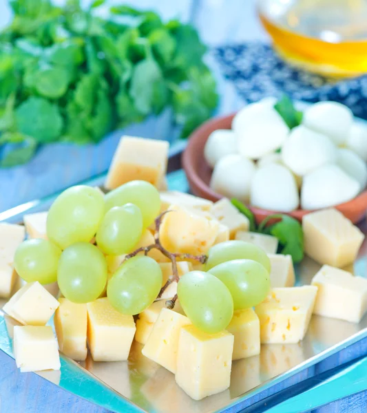 Formaggio, coltello e uva verde — Foto Stock