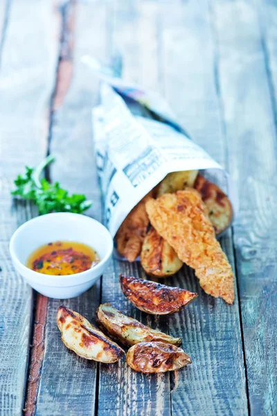 Peixe e batatas fritas na mesa Imagens De Bancos De Imagens Sem Royalties