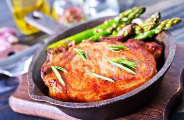 kuşkonmaz ile kızarmış et