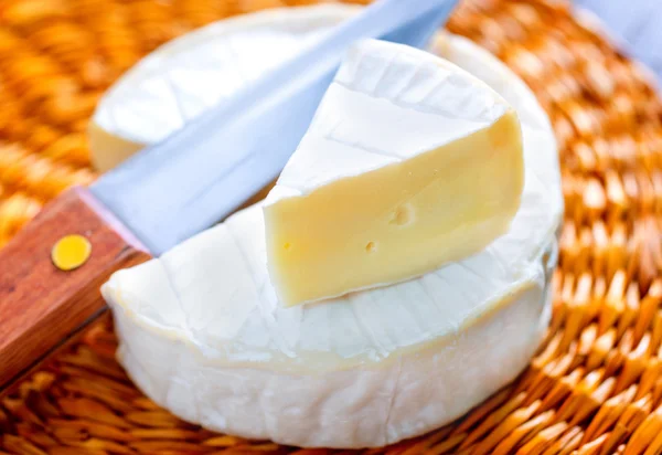 Queijo na mesa de madeira — Fotografia de Stock