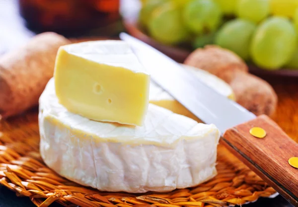 Käse auf dem Holztisch — Stockfoto