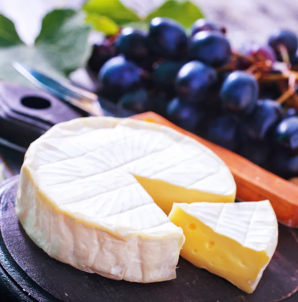 木のテーブルの上のチーズ — ストック写真