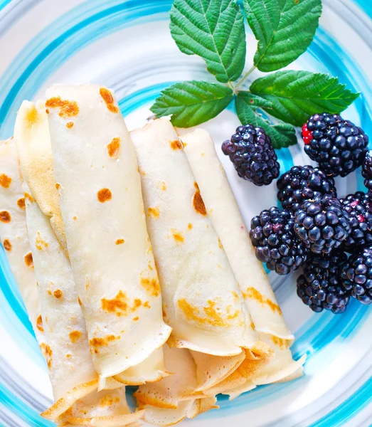Pancakes with blackberry on plate — Stock Photo, Image