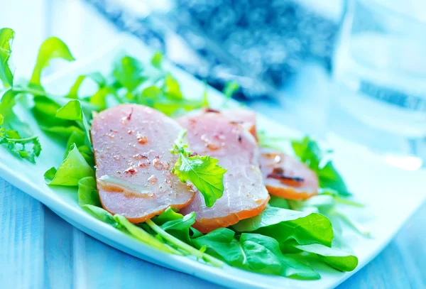 Ensalada con carne ahumada — Foto de Stock