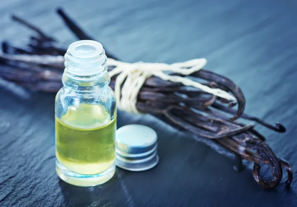 Olio aromatico in bottiglia di vetro — Foto Stock