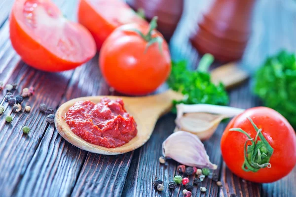 Molho de tomate em colher de madeira — Fotografia de Stock