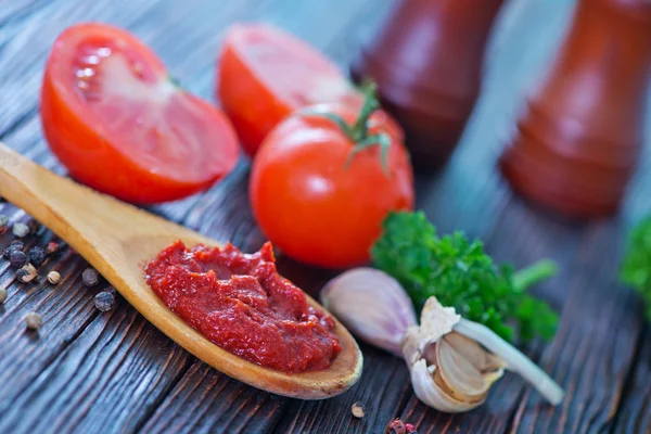 Molho de tomate em colher de madeira — Fotografia de Stock