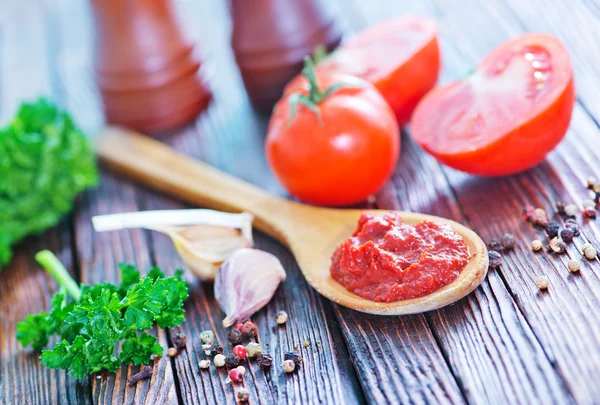 Sos pomidorowy w drewnianą łyżką — Zdjęcie stockowe