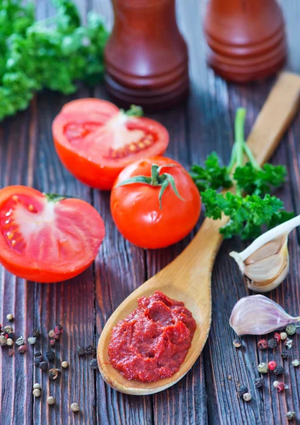 Salsa de tomate en cuchara de madera — Foto de Stock