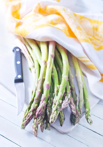 Raw asparagus on the wooden table — Stock Photo, Image