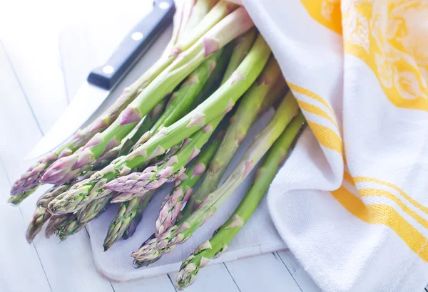 Raw asparagus on the wooden table — Stock Photo, Image