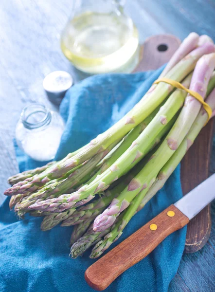 Raw asparagus on the wooden table — Stock Photo, Image