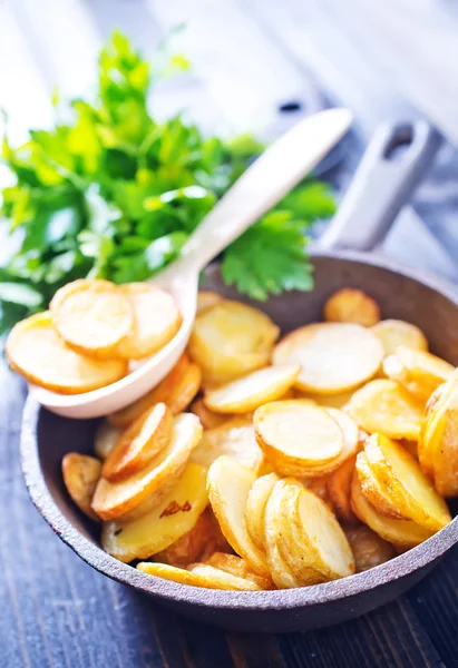 Patata frita en sartén —  Fotos de Stock