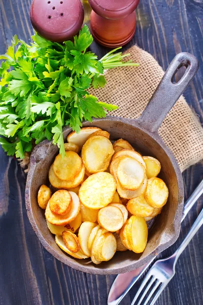 Kentang goreng dalam panci — Stok Foto