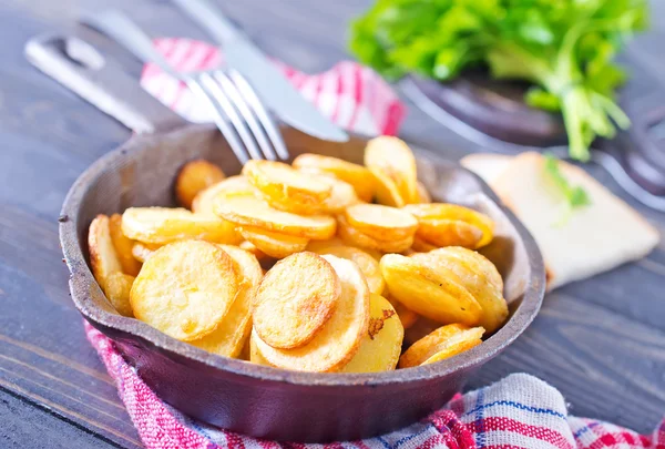 Fried potato in pan — Stock Photo, Image